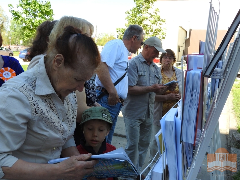 Книжный киоск пользуется популярностью