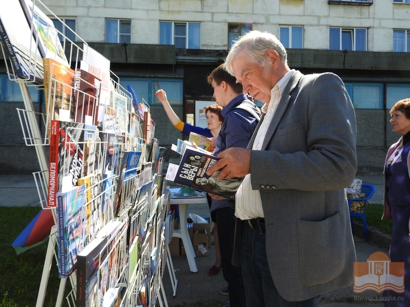 Книжный киоск пользуется популярностью