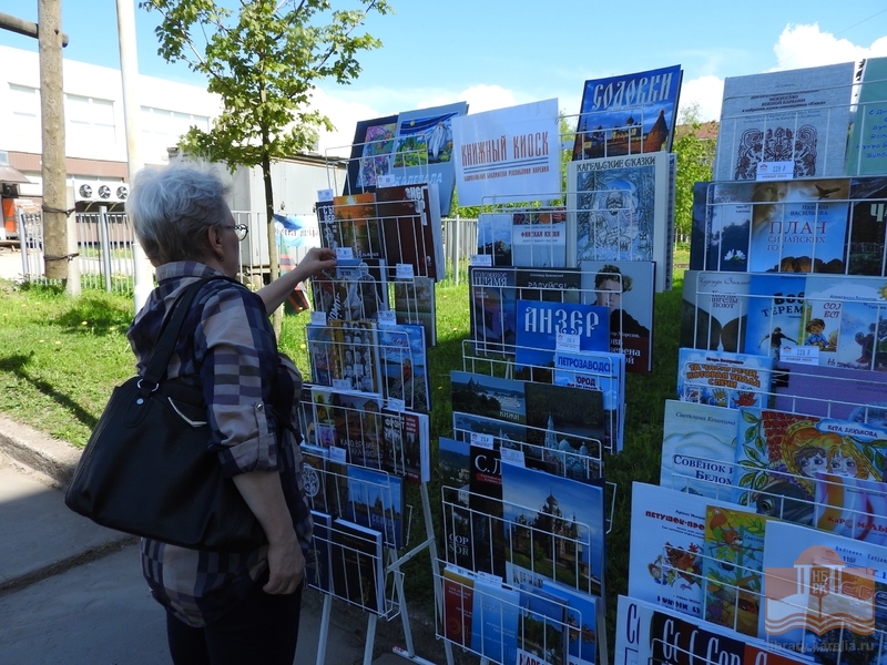 Книжный киоск пользуется популярностью
