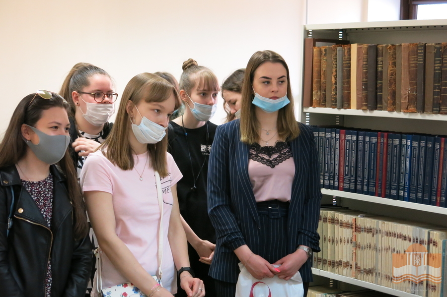 Студенты Института педагогики и психологии ПетрГУ в секторе редких книг и работы с книжными памятниками НБ РК