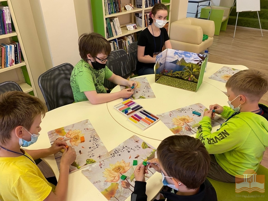 Юные читатели на познавательно-игровой программе «ЗооАкадемия: школа юного палеонтолога» (7+)