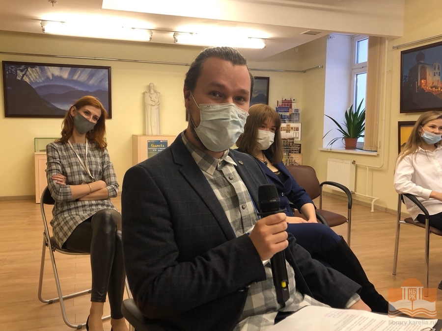 Участники круглого стола в стенах Национальной библиотеки Карелии