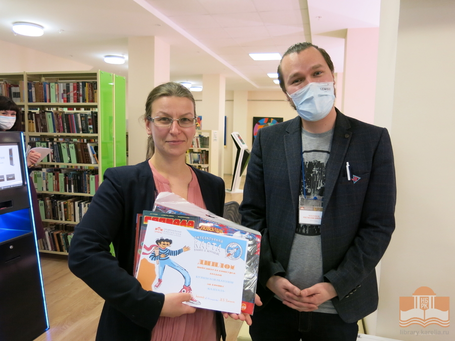 Диплом победителя и подарки принимает Екатерина Кузнецова за работу «Калевала»