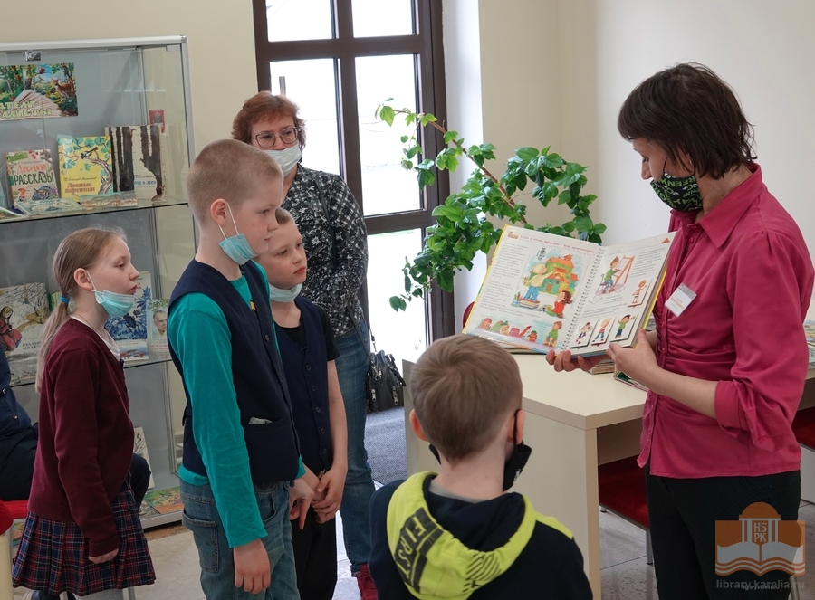 Экскурсия по Национальной библиотеке Карелии для учеников петрозаводских школ №19 и №43