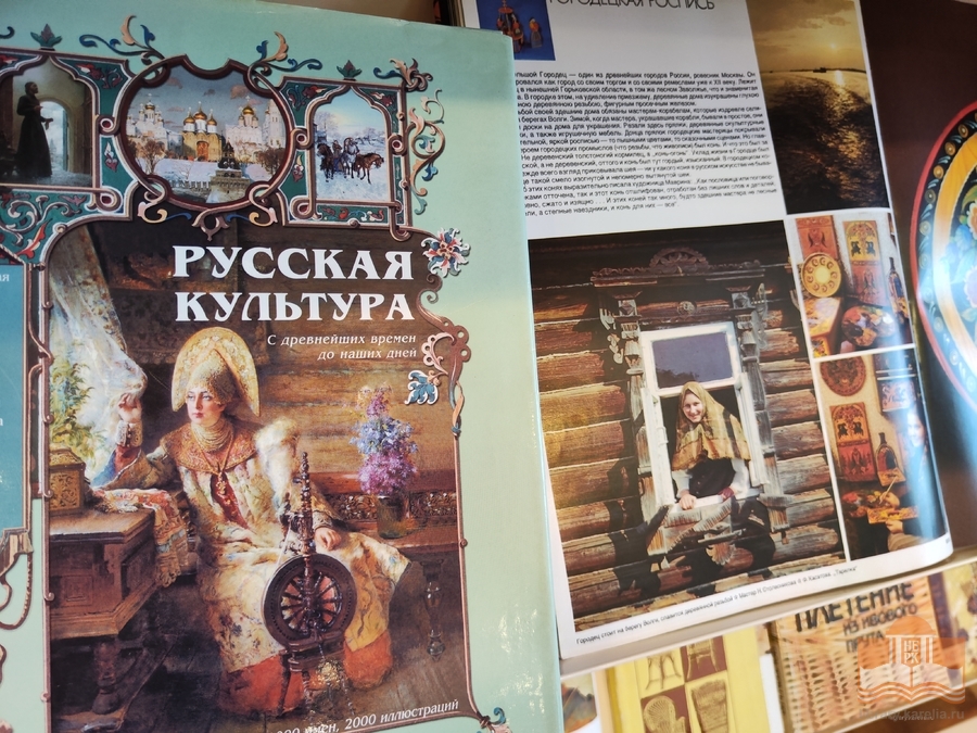 «Традиции живая нить: народные промыслы России» – книжная выставка в Центре детского чтения