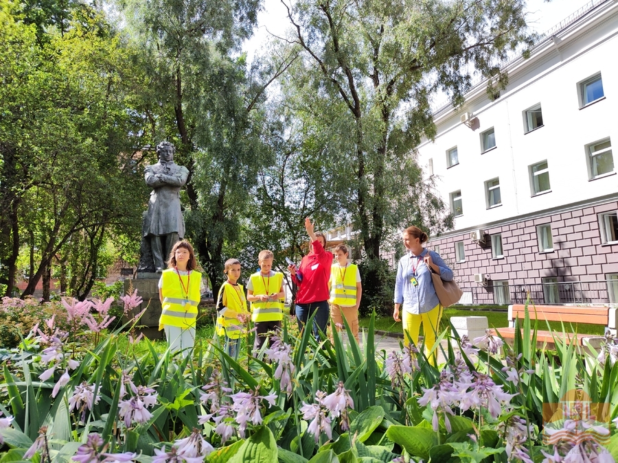 Участники программы проекта «Лето с Национальной библиотекой» на экскурсии по Петрозаводску