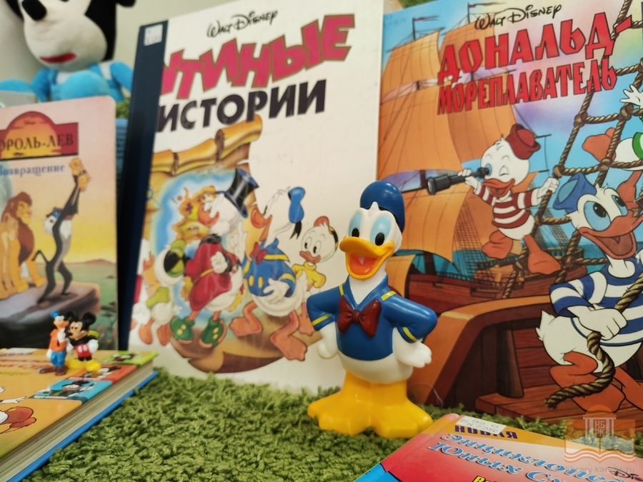 Книжная выставка в рамках просветительской программы «Ох уж эти книжные истории 90-х!»