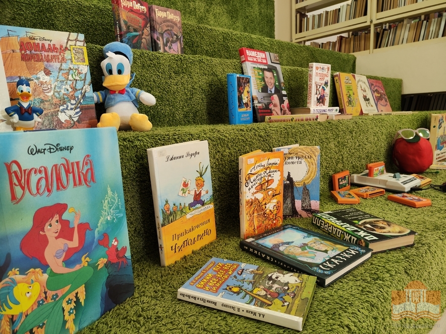 Книжная выставка в рамках просветительской программы «Ох уж эти книжные истории 90-х!»
