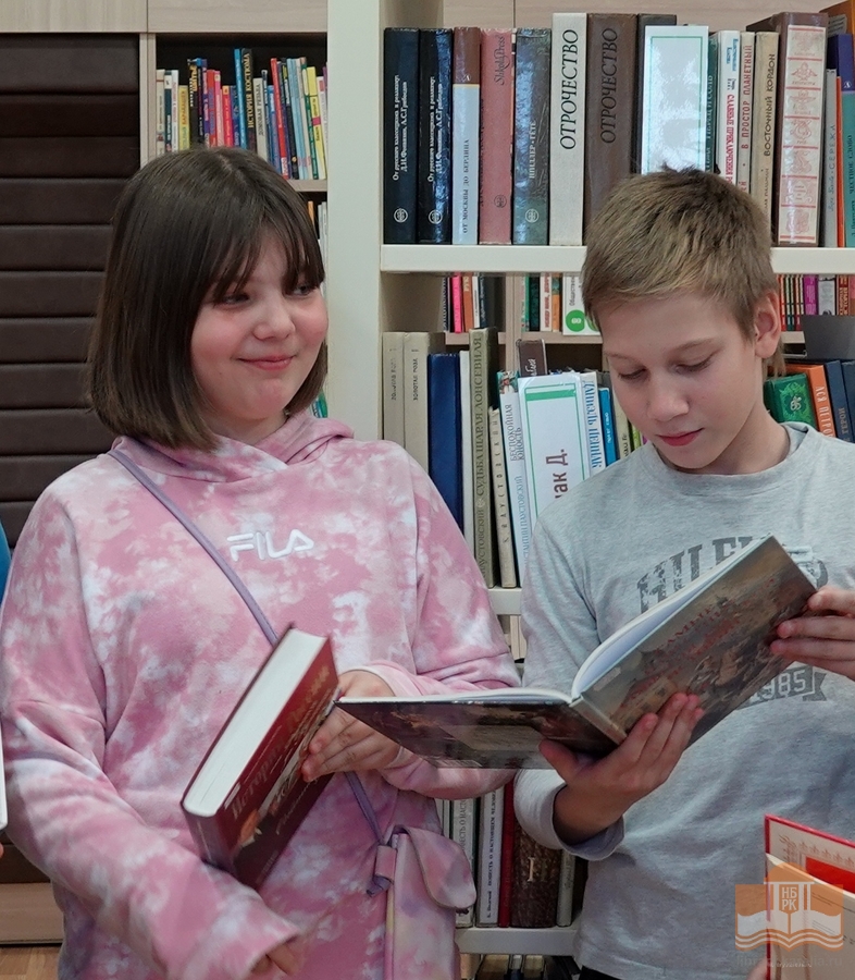 В преддверии Дня народного единства юные читатели побывали на книжной выставке «Сила России – в единстве»