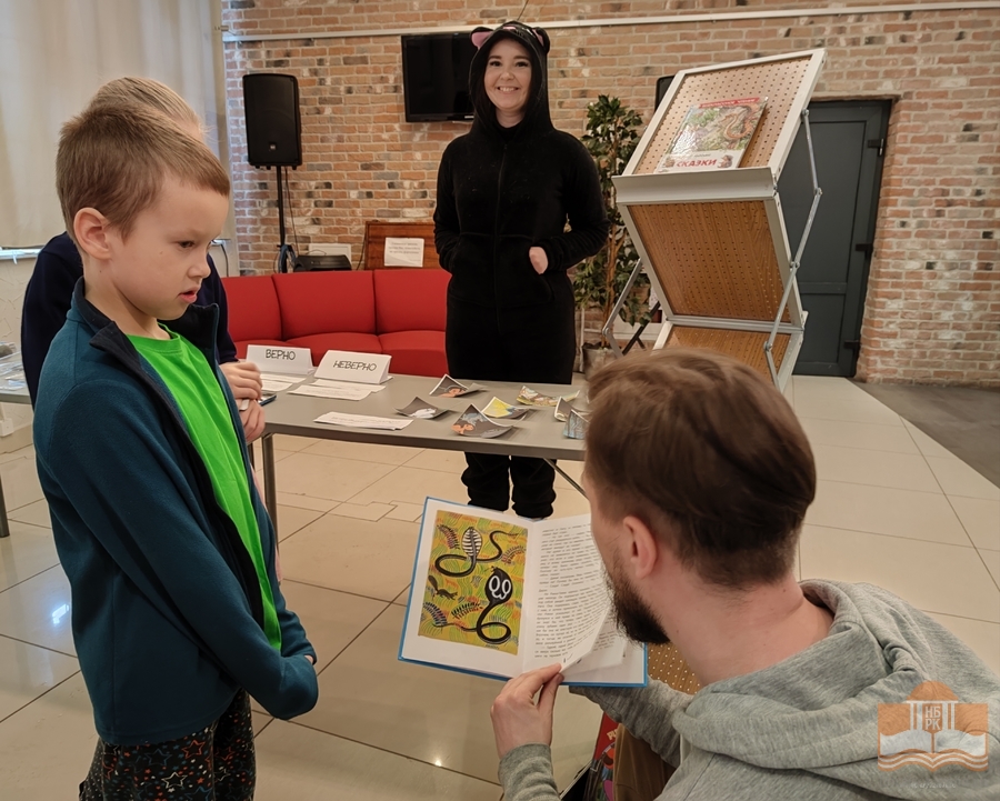 Участники литературной программы перед спектаклем «Большой мир маленькой Таффи»