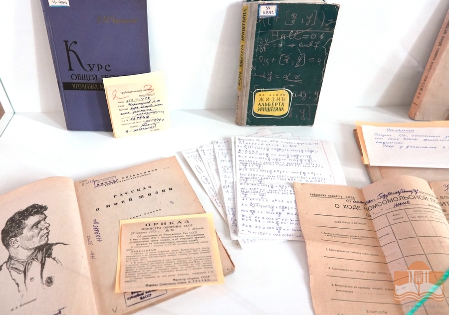 Выставка предметов, забытых читателями в старых книгах в разное время