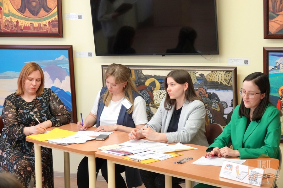 Жюри акции «Открой книгу» в Национальной библиотеке Карелии