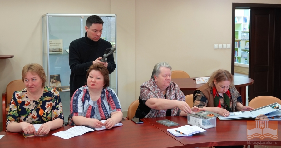 Педагоги города Петрозаводска, участники семинара-мастерской «Навстречу друг другу. Инклюзивная лаборатория», посетили Национальную библиотеку Карелии.