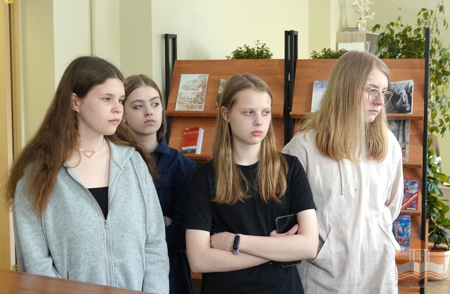 Экскурсия по библиотеке для семиклассников средней школы № 3 города Петрозаводска