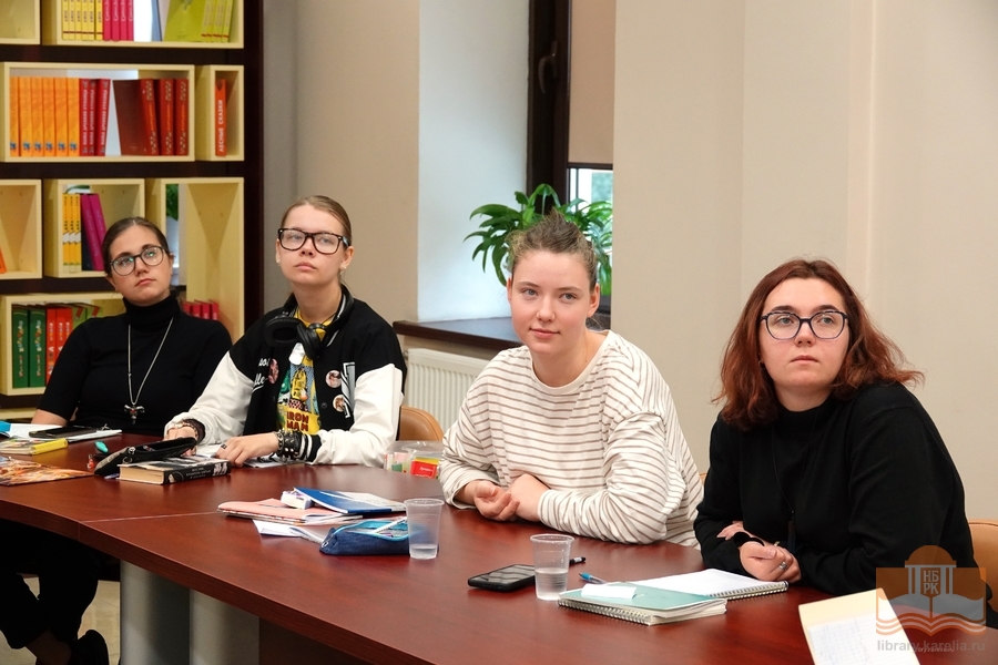 Студенты Карельского колледжа культуры и искусств на занятиях в Национальной библиотеке Карелии