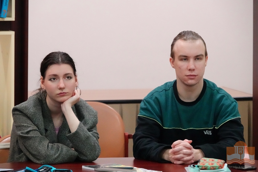 Студенты Карельского колледжа культуры и искусств на занятиях в Национальной библиотеке Карелии