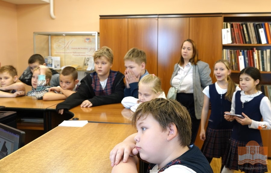 На экскурсии в библиотеке четвероклассники средней школы № 38