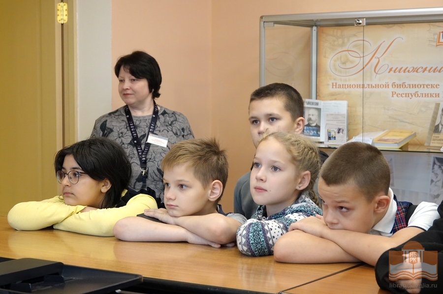 На экскурсии в библиотеке четвероклассники средней школы № 38