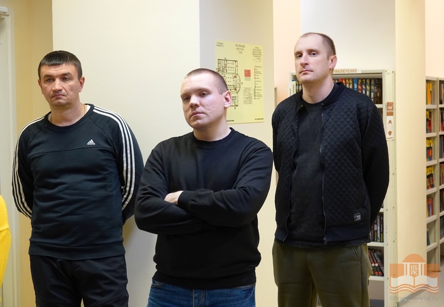 На книжной выставке «На страже Родины»