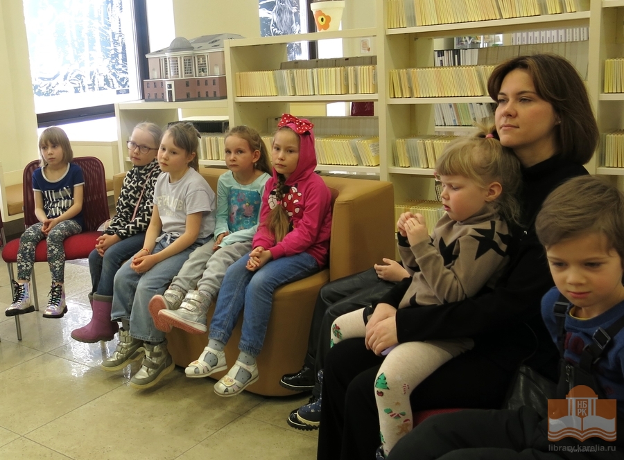 Подготовительная группа детского сада «Ламбушка» на ознакомительной экскурсии в Национальной библиотеке Карелии