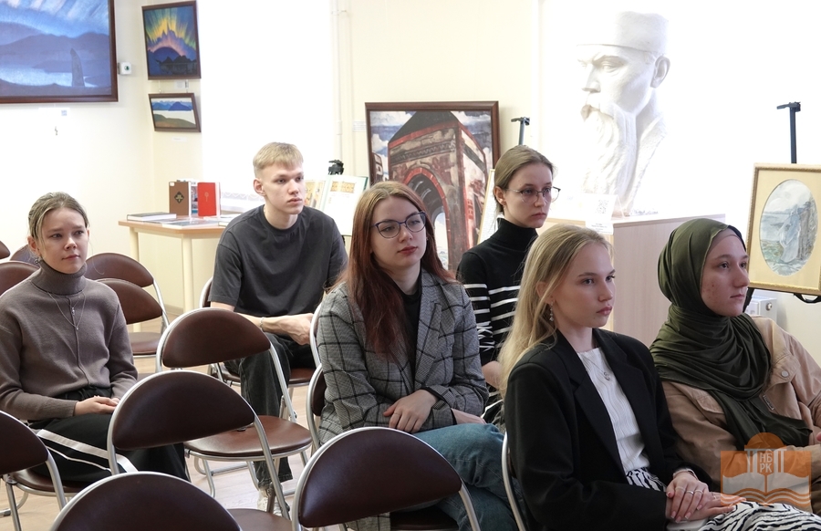 Студенты Института иностранных языков ПетрГУ на программе, посвященной Гастону Леру