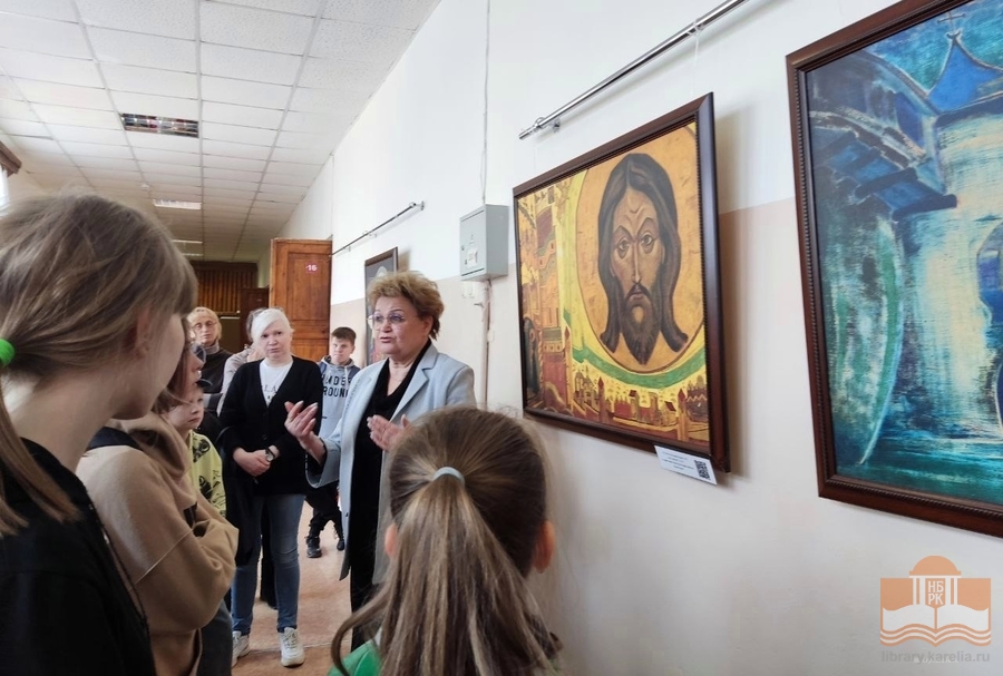 Экскурсию ведет Л.П. Жохова, руководитель Карельского центра Николая Рериха