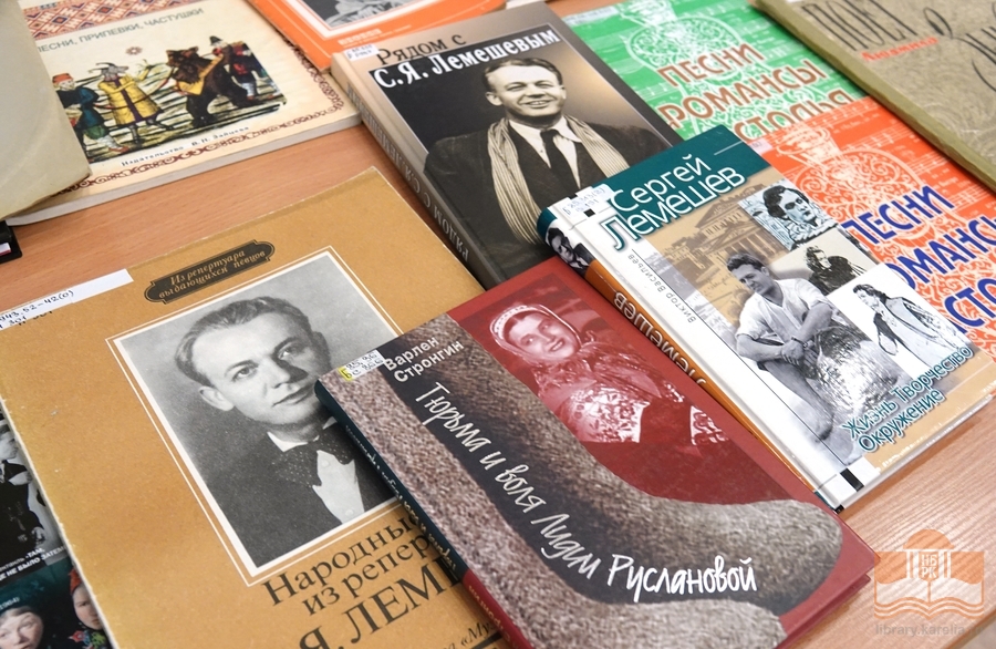 Выставка из фонда библиотеки, посвященная народным песням – книги, ноты, грампластинки, диски