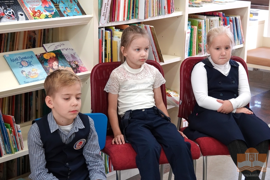 Школьники на экскурсии в библиотеке