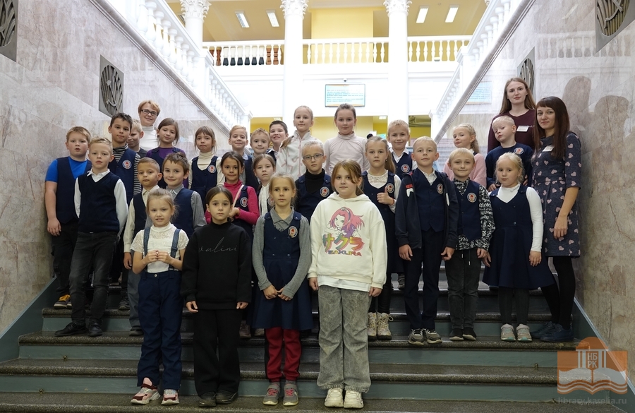 Школьники на экскурсии в библиотеке