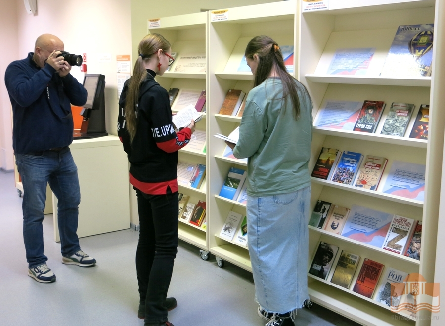 На книжной выставке «С Россией вместе!» на абонементе Национальной библиотеки Карелии