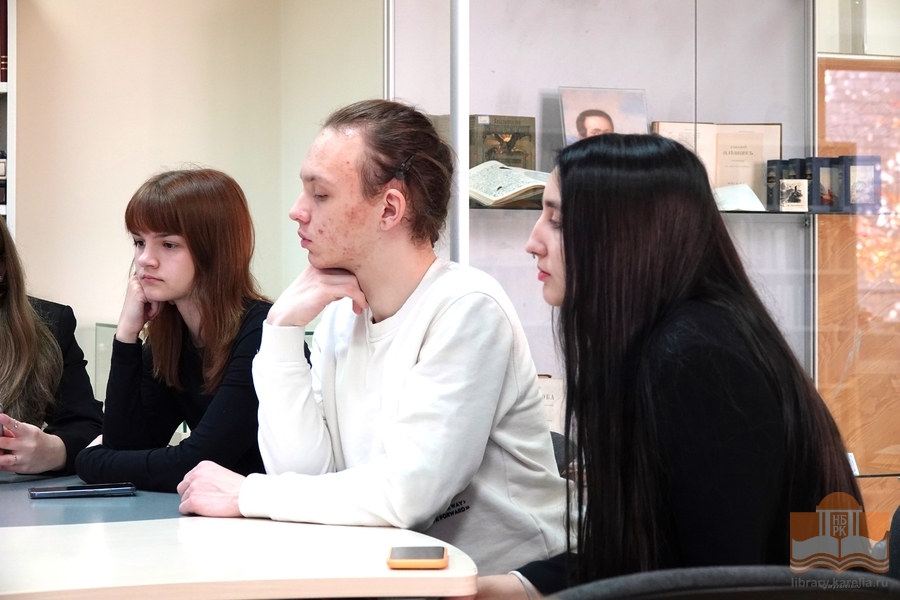 Студенты Института филологии ПетрГУ в секторе редких книг