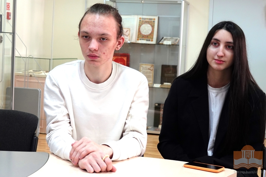Студенты Института филологии ПетрГУ в секторе редких книг