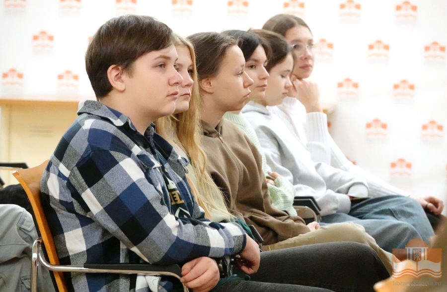 На презентации компьютерной визуальной новеллы «Тайны Межозерья»