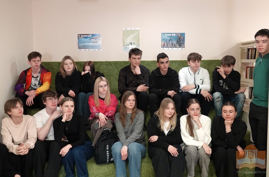Старшеклассники средней школы № 14 в Национальной библиотеке Карелии