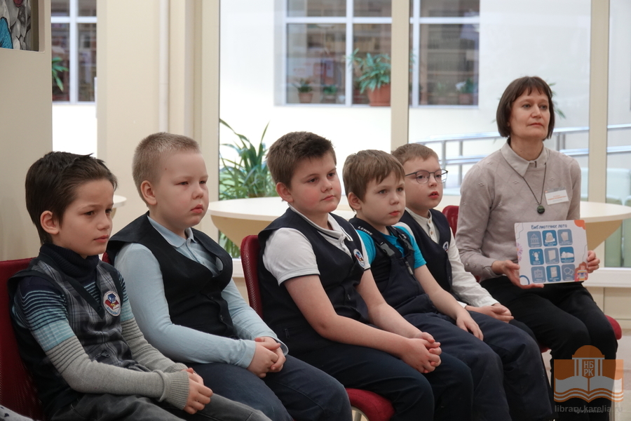 Второклассники школы №9 на экскурсии в Национальной библиотеке Карелии