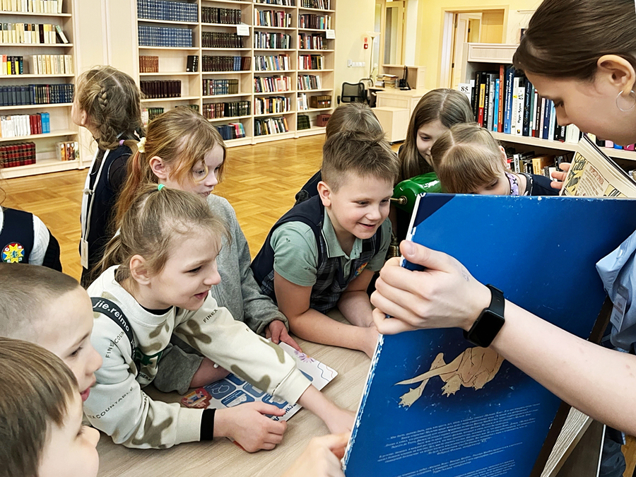 Второклассники школы №26 на экскурсии в Национальной библиотеке Карелии