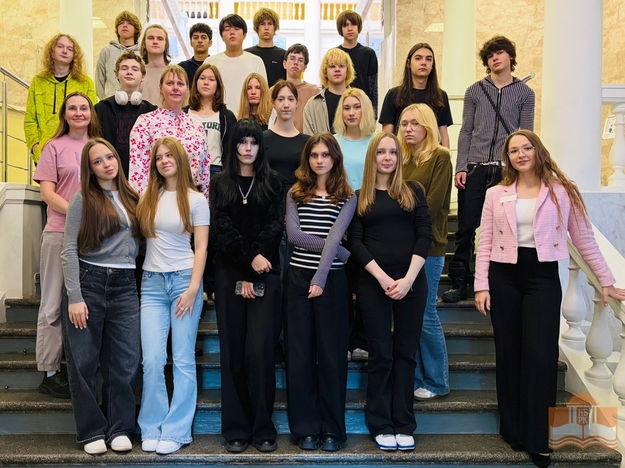 Десятиклассники Финно-угорской школы на экскурсии в Национальной библиотеке Карелии
